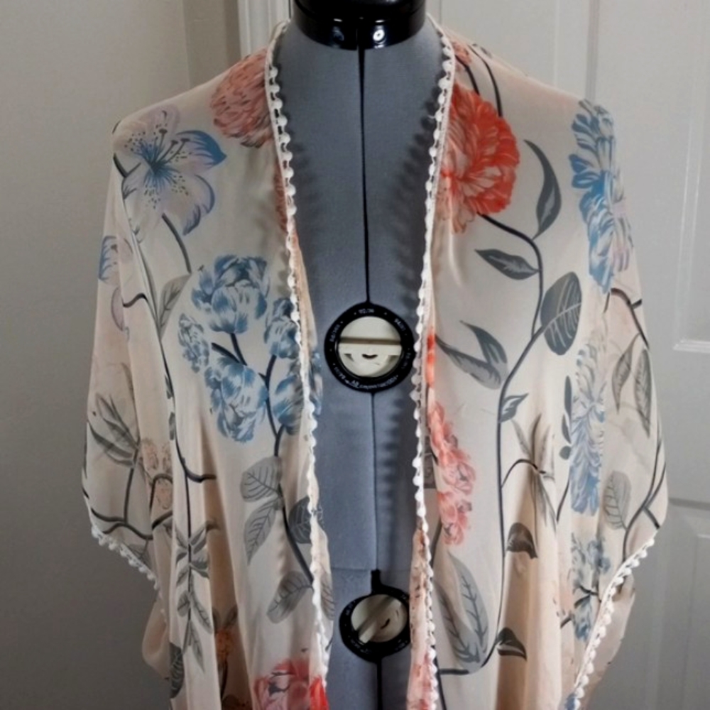 David & Young One Size Jacket/Cover Up Beige pink W/grey blue rose flower